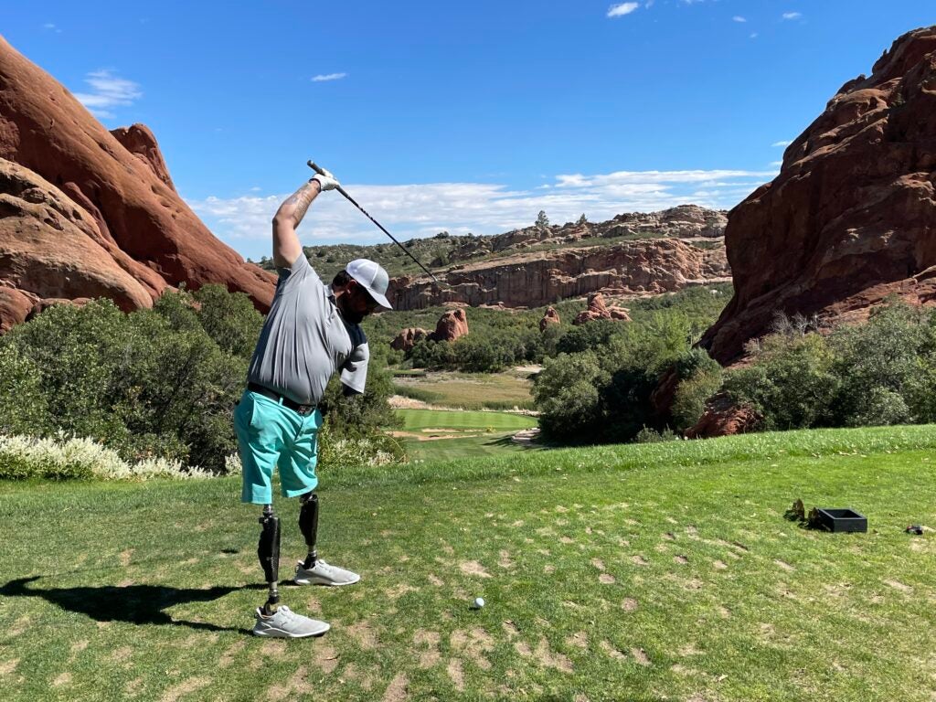 Nick-Kimmel-golfs-with-one-arm